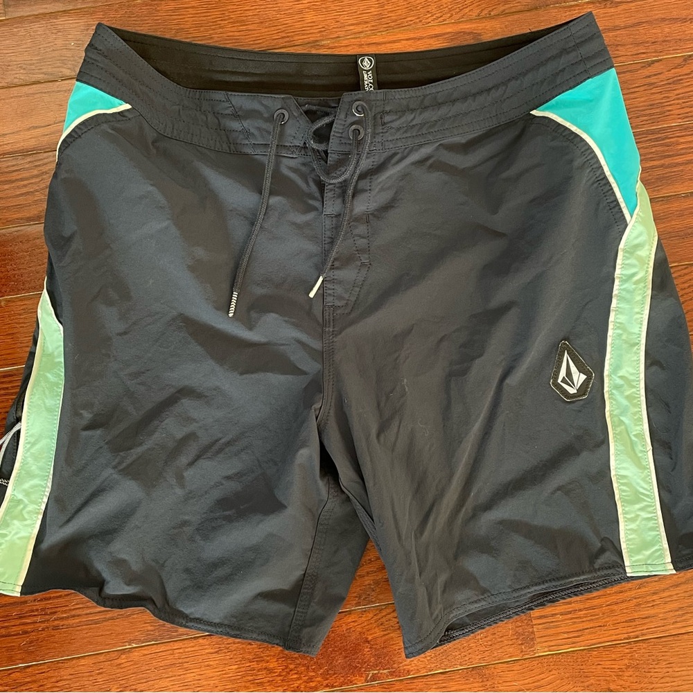 Men’s Volcom board shorts 32